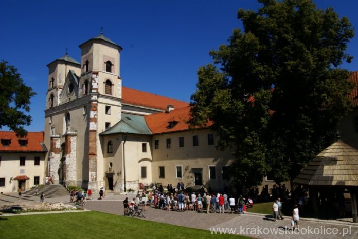 http://www.krakowskieokolice.pl/2011/08/klasztor-i-opactwo-w-tyncu/